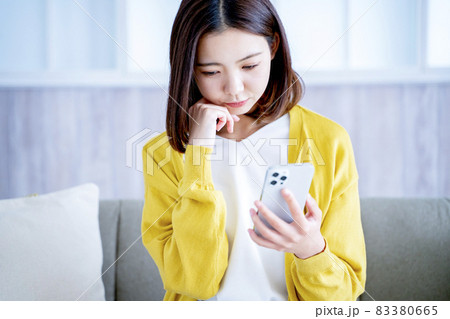自宅でスマホを見る女性 自宅でスマホを見る女性 83380665