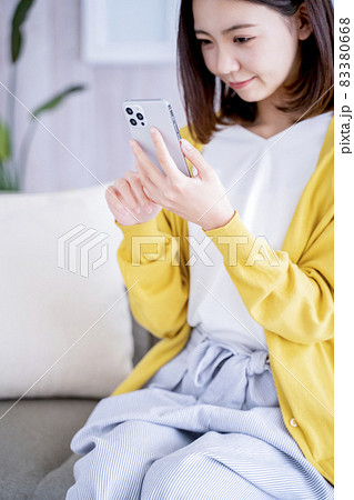 自宅でスマホを見る女性 自宅でスマホを見る女性 83380668