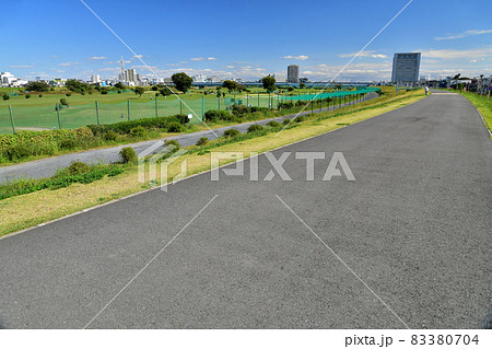川崎リバーサイドパーク付近より多摩川下流方向を望む(神奈川県川崎市)【2021.10】 川崎リバーサイドパーク付近より多摩川下流方向を望む(神奈川県川崎市)【2021.10】 83380704