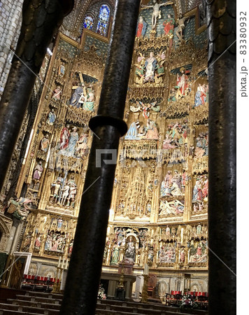 スペイン トレド トレド大聖堂 主祭壇 柱ごし スペイン トレド トレド大聖堂 主祭壇 柱ごし 83380932