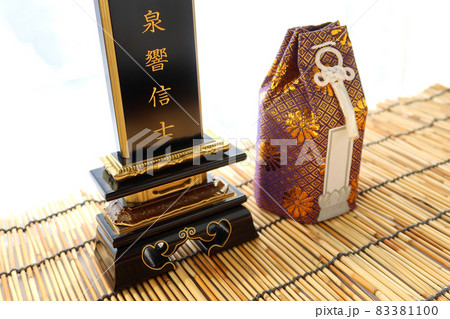 初盆の盆棚に飾られた骨壷とお位牌4 終活のイメージ 83381100