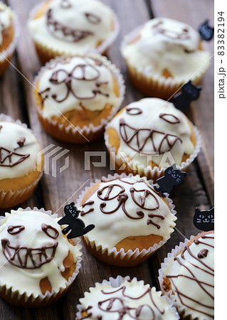 ハロウィン用のかぼちゃマフィン　手作りお菓子 83382194