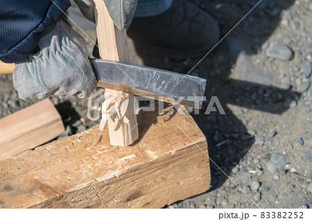 【鉈でフェザースティックを作る】 【鉈でフェザースティックを作る】 83382252