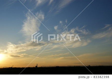 秋の空と筋雲 83382398