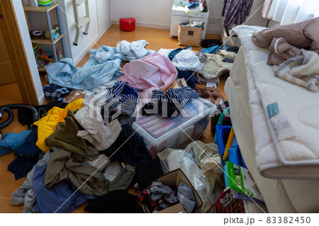 断捨離　衣替え 83382450