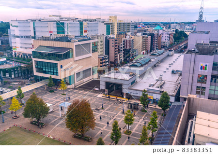 日本の横浜都市景観　センター北駅などを望む（奥はセンター南駅） 83383351
