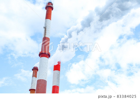 製紙工場の煙突と煙 製紙工場の煙突と煙 83384025