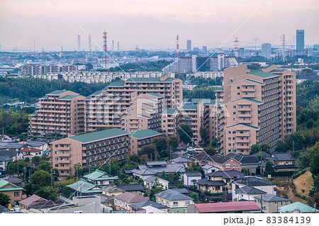 日本の横浜都市景観　地下鉄　センター北駅周辺。横浜市都筑区のマンション群などを望む 83384139