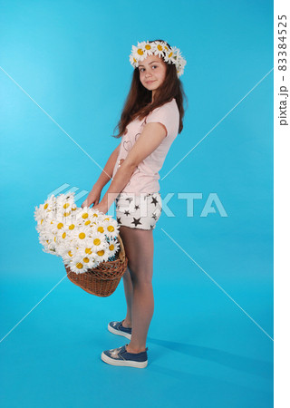 Beautiful girl with chamomile wreath 83384525
