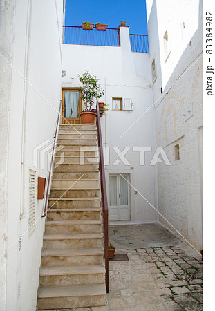 Narrow white streets of Locorotondo in Puglia 83384982