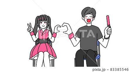 ハートマークをつくるピンク色のアイドルと笑顔のファン 83385546