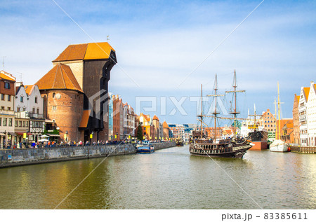 Zuraw Crane and colorful buildings on Motlawa river, Gdansk, Poland 83385611