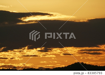 秋の朝空と昇陽・望遠 83385793