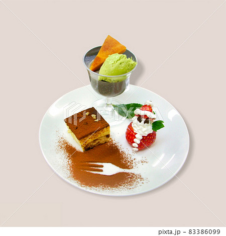 12月のスイーツと苺のサンタ 12月のスイーツと苺のサンタ 83386099