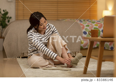 靴下を履く女性 冷え性 83386146