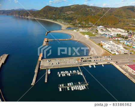 秋の北海道豊浦町で豊浦漁港の風景を撮影 83386362