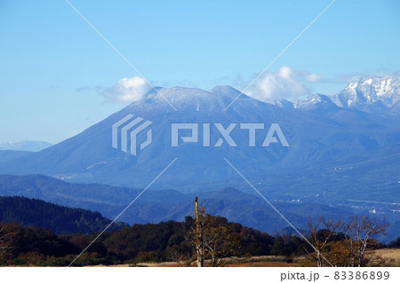 快晴の朝の光ヶ原高原 83386899