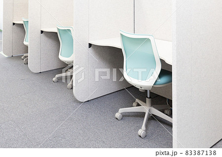 パーティションで仕切られたデスクスペース パーティションで仕切られたデスクスペース 83387138