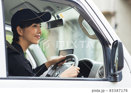 荷物を運ぶ可愛いドライバー 83387176