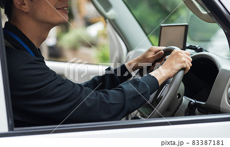 荷物を運ぶ可愛いドライバー 83387181