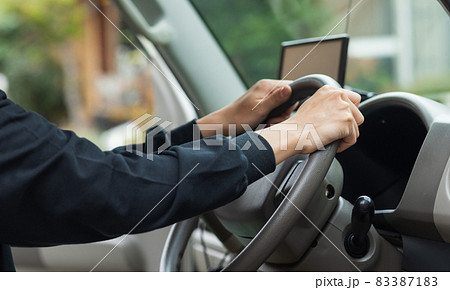 ハンドルを握るドライバー 83387183