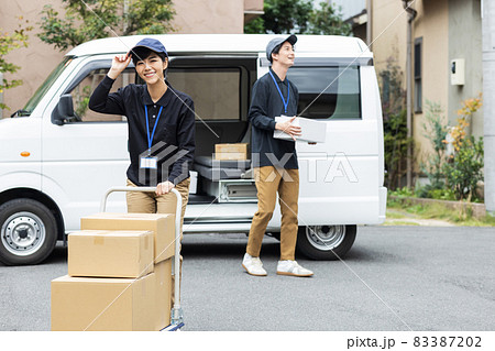 荷物を運ぶ可愛いドライバー 荷物を運ぶ可愛いドライバー 83387202