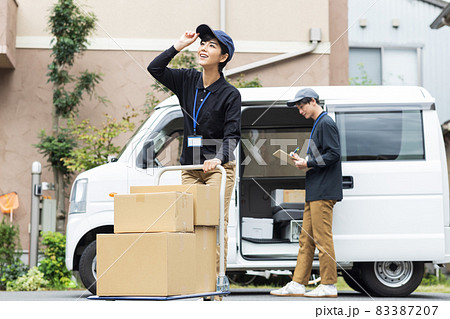 荷物を運ぶ可愛いドライバー 83387207