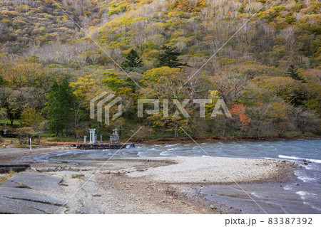 強風で波打つ赤城山大沼 83387392
