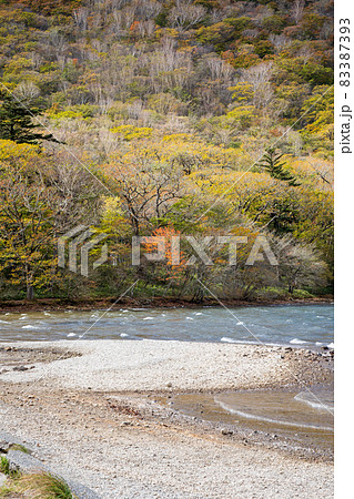 強風で波打つ赤城山大沼 83387393