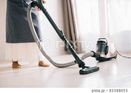 フローリングに掃除機をかける女性 フローリングに掃除機をかける女性 83388053