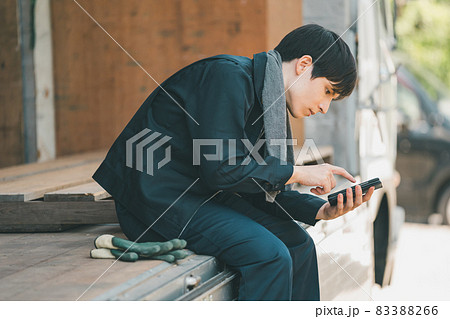 スマホとトラックドライバー 83388266