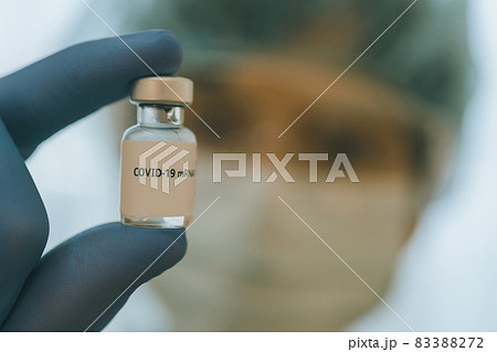 コロナワクチンのバイアルを持つ医療従事者 83388272