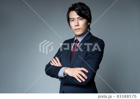 腕組みするスーツを着た男性 ビジネスマン プロフェッショナル 腕組みするスーツを着た男性 ビジネスマン プロフェッショナル 83388570