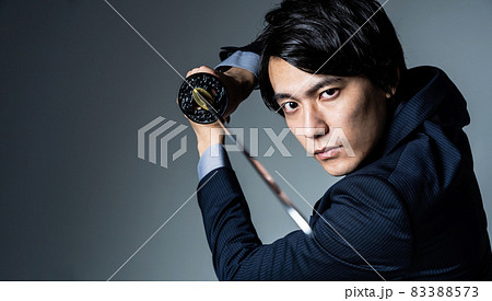 日本刀を持つビジネスマン 83388573