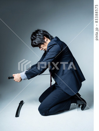 切腹するビジネスマン 83388575