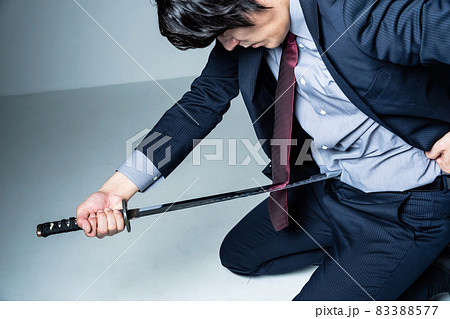 切腹するビジネスマン 83388577