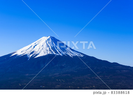 青空と積雪した富士山・河口湖町（御坂山地展望） 83388618