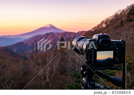 晩秋の紅富士を一眼レフカメラで撮影する 83388659