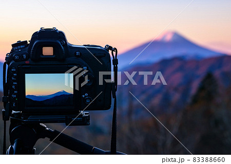 晩秋の紅富士を一眼レフカメラで撮影する 83388660