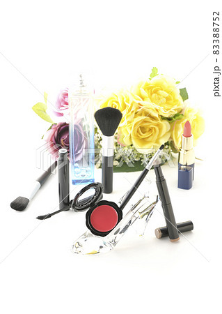 ガラスの靴と口紅とチークとマスカラと香水とブラシとブーケを白背景で撮影 83388752