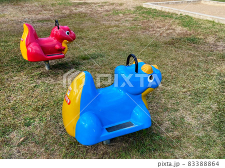 公園の恐竜のロッキング遊具　後ろ向き 83388864