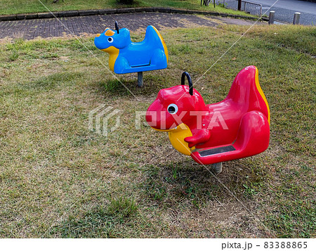 公園の恐竜のロッキング遊具　前向き 83388865