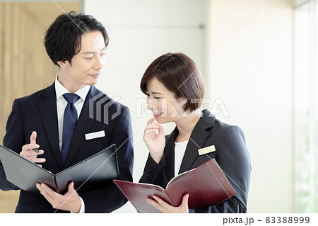 コミュニケーションする上司と部下 83388999