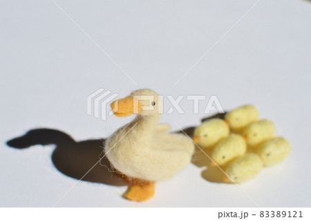 羊毛フェルトのアヒルの親子 の写真素材 [83389121] - PIXTA