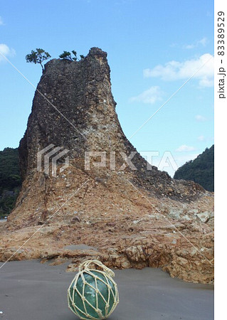 海岸に流れ着いた浮き球 ガラス 海岸 岩礁 砂浜 波 浸食 岩 ゴジラ スイカ 海岸に流れ着いた浮き球 ガラス 海岸 岩礁 砂浜 波 浸食 岩 ゴジラ スイカ 83389529
