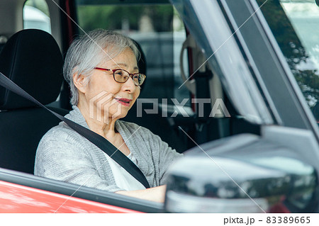 自動車の運転をする高齢者女性（笑顔） 83389665