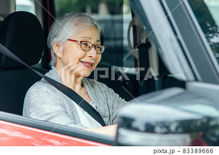 自動車の運転をする高齢者女性（笑顔） 83389666