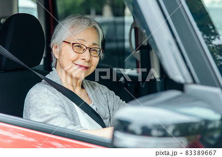 自動車の運転をする高齢者女性（笑顔） 83389667