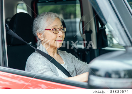 自動車の運転をする高齢者女性(笑顔) 自動車の運転をする高齢者女性(笑顔) 83389674