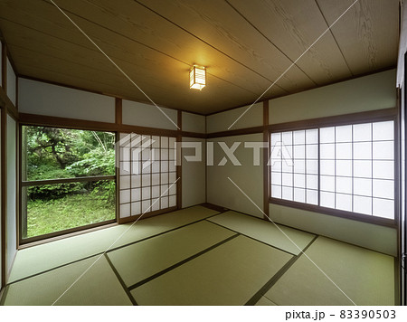庭が見える和室、畳と障子の日本家屋 庭が見える和室、畳と障子の日本家屋 83390503